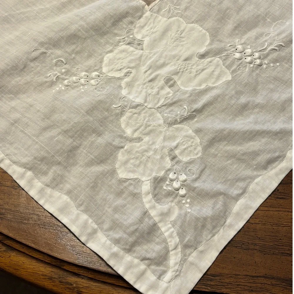 VTG Hand‎ Embroidered Rectangle Tablecloth White Pink Grape Vine Eyelet 100x62
